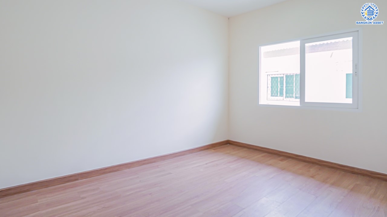 ทาวน์เฮ้าส์มือสองนนทบุรี ม.โกลเด้นทาวน์ ปิ่นเกล้า-จรัญฯ 3 ชั้น เนื้อที่ 22.6 ตร.ว. ฟังก์ชัน 5 ห้องนอน 4 ห้องน้ำ จอดรถได้ 2 คัน บนทำเลเชื่อมต่อหลายเส้นทาง ใกล้ทางด่วน "ศรีรัช" รถไฟฟ้าสายสีแดงอ่อน "สถานีบางบำหรุ" และ รถไฟฟ้าสายสีน้ำเงิน "สถานีบางอ้อ"